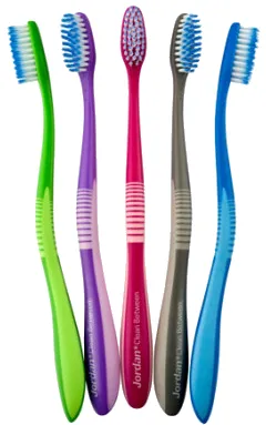 Фото - Зубная щетка мануальная детская Jordan для чувствительных зубов и десен Clean between, 12+ лет, средняя жесткость (6558300)