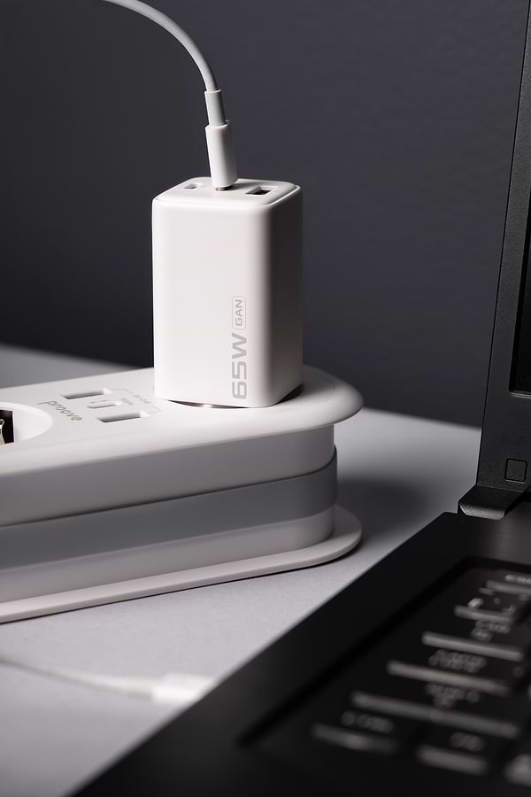 Фото - Мережевий зарядний пристрій Proove Pocket GaN 65W (2Type-C + USB) White (WCPG65121202)