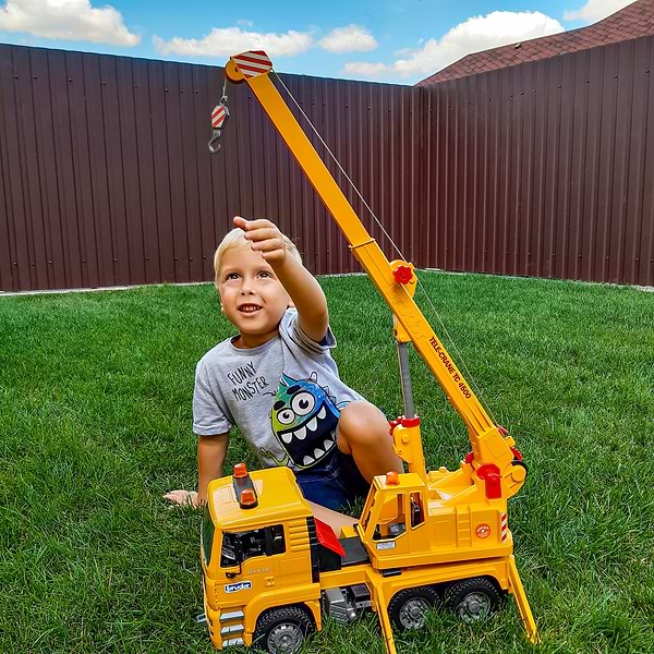 Фото - Наземная строительная техника BRUDER MAN кран-трак (10574)