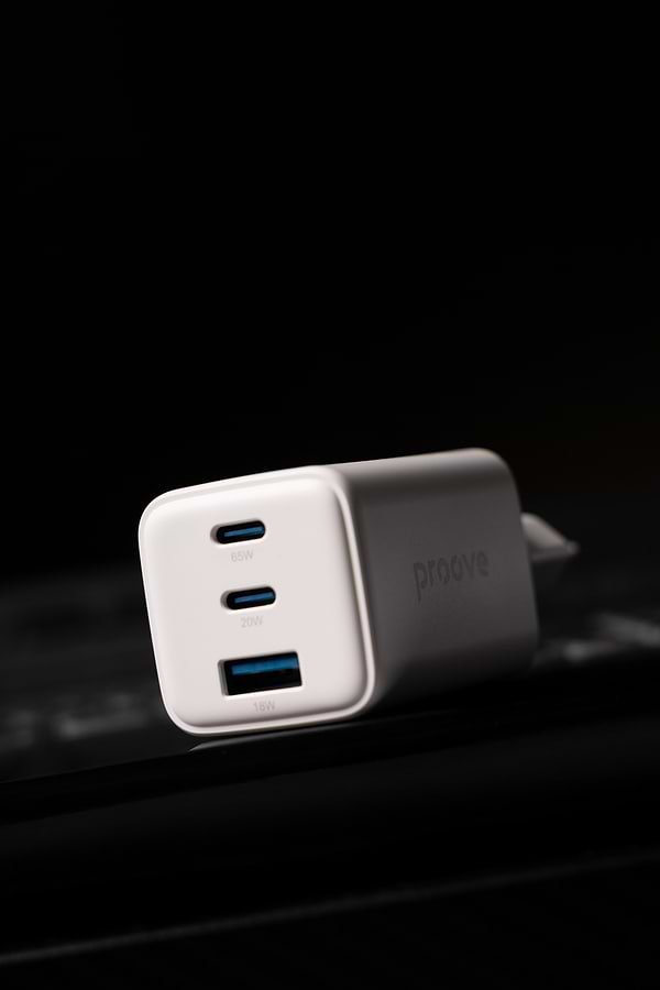Фото - Мережевий зарядний пристрій Proove Pocket GaN 65W (2Type-C + USB) White (WCPG65121202)