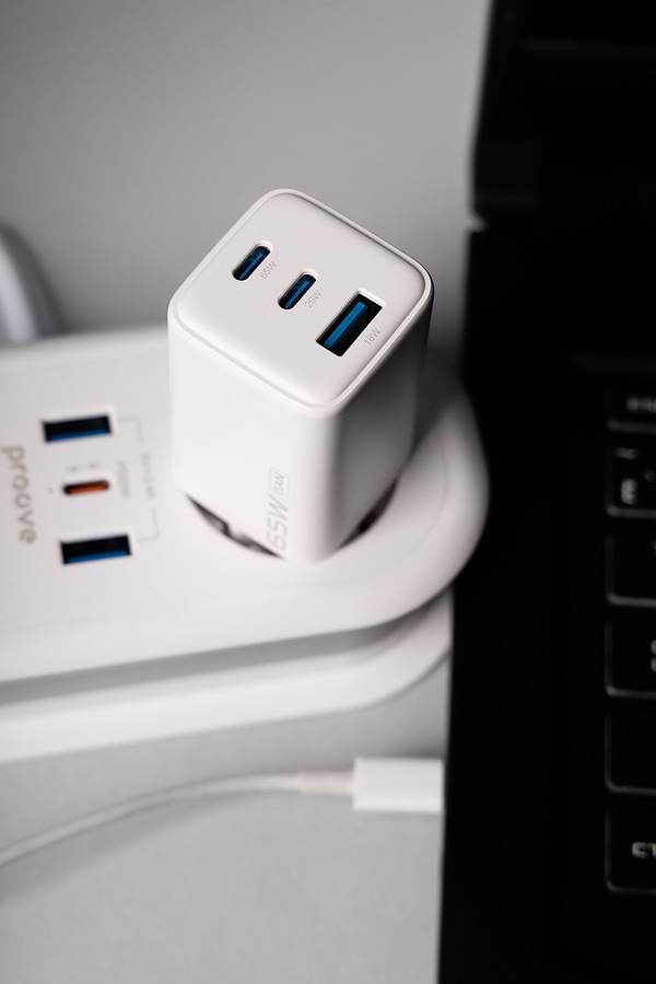 Фото - Мережевий зарядний пристрій Proove Pocket GaN 65W (2Type-C + USB) White (WCPG65121202)