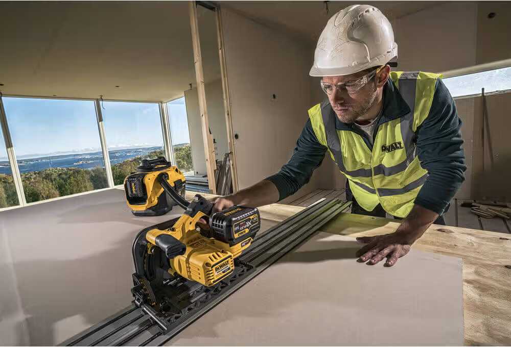 Фото - Пила дисковая DeWALT 54В XR FLEXVOLT Li-lon (DCS520NT)
