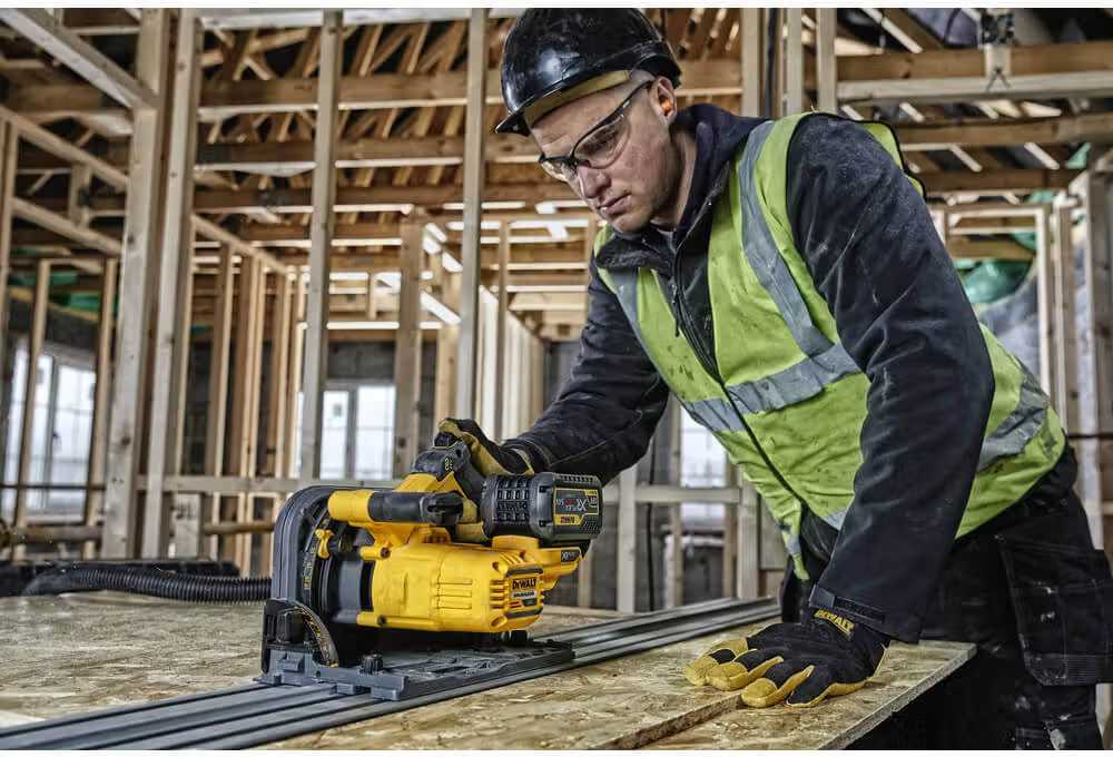 Фото - Пила дисковая DeWALT 54В XR FLEXVOLT Li-lon (DCS520NT)
