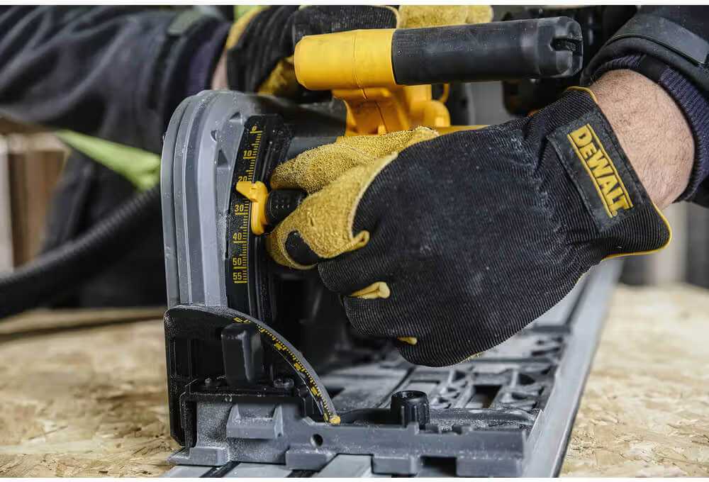 Фото - Пила дисковая DeWALT 54В XR FLEXVOLT Li-lon (DCS520NT)