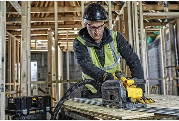 Фото - Пила дисковая DeWALT 54В XR FLEXVOLT Li-lon (DCS520NT)