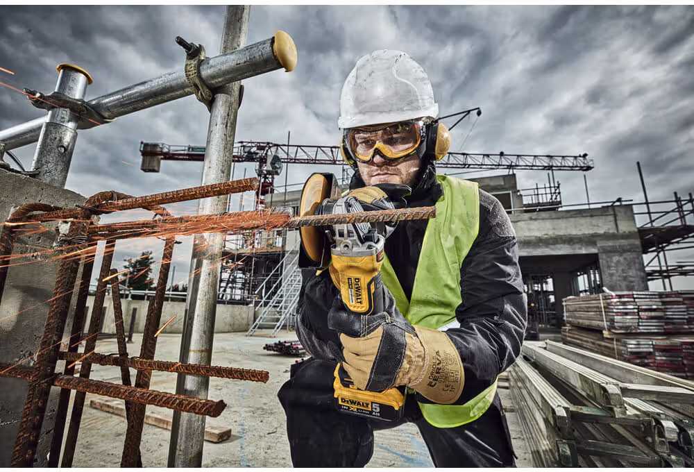 Фото - Болгарка DeWALT 18 B XR Li-lon (DCG406N)