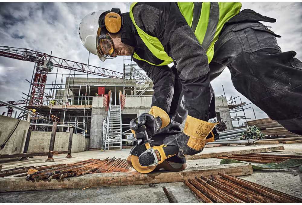 Фото - Болгарка DeWALT 18 B XR Li-lon (DCG406N)