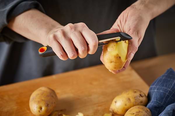 Фото - Нож для чистки овощей Fiskars Form (1014419)