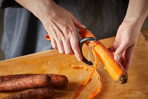 Фото - Овощечистка Fiskars Functional Form 1016122