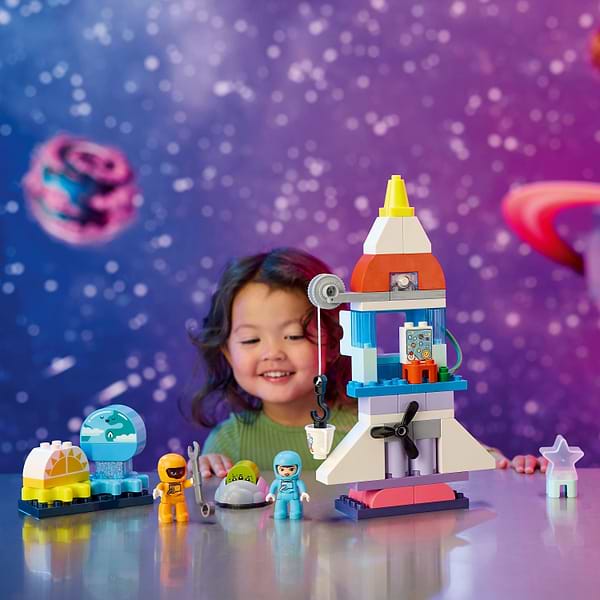 Фото - Конструктор LEGO DUPLO Town Приключения на космическом шаттле 3-в-1 (10422)