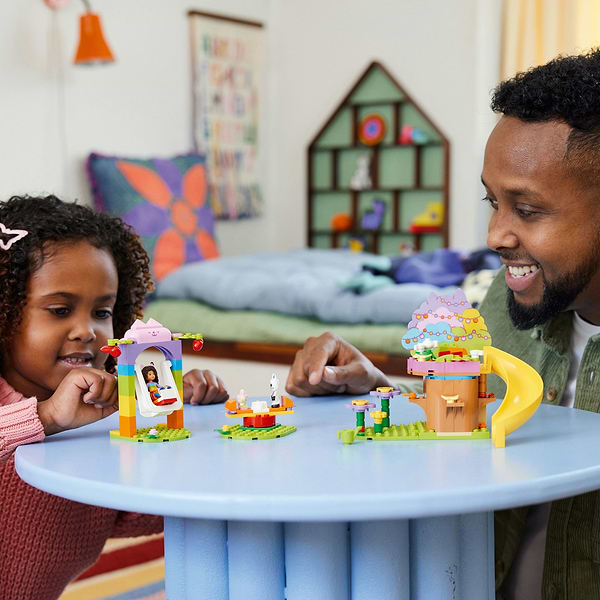 Фото - Конструктор LEGO Gabby's Dollhouse Вечірка в саду Котофеї (10787)