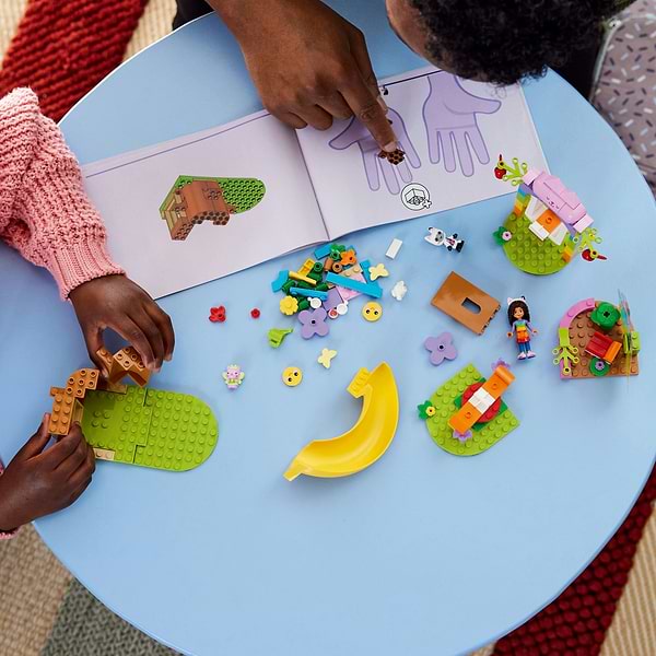 Фото - Конструктор LEGO Gabby's Dollhouse Вечірка в саду Котофеї (10787)