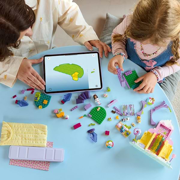 Фото - Конструктор LEGO Gabby's Dollhouse Гора сладостей и сад Китти (11205)