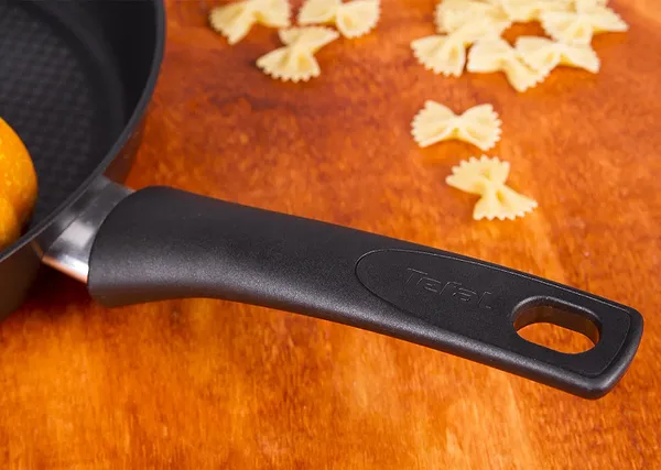 Фото - Сковорода універсальна Tefal C6940602 Chefs 28 см