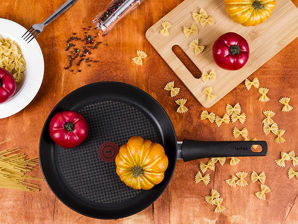 Фото - Сковорода універсальна Tefal C6940602 Chefs 28 см