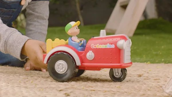 Фото - Интерактивный транспорт CoComelon Feature Vehicle Трактор со звуком (CMW0038)