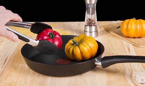 Фото - Сковорода універсальна Tefal C6940502 Chefs 26 см