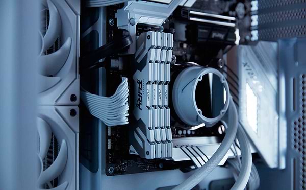 Фото - Память DDR Kingston Fury Renegade White DDR5 2x16GB/6800 (KF568C36RWK2-32)