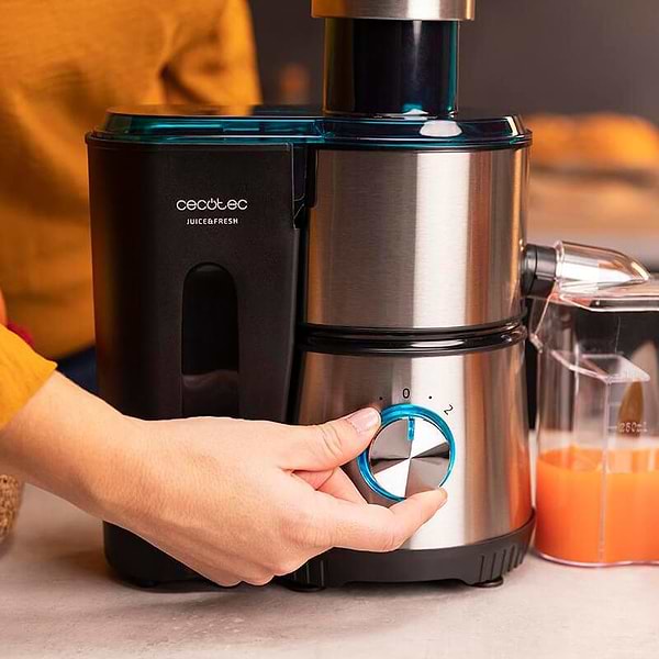 Фото - Соковыжималка центробежная Cecotec Licuadora Xs Juice&Fresh 400 Titan Black (CCTC-04153)