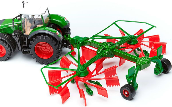 Фото - Наземная строительная техника Bburago ТРАКТОР FENDT 1050 VARIO c роторными валковыми граблями (10 cm) (18-31665)