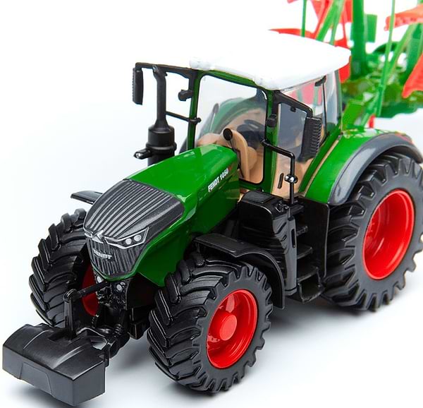 Фото - Наземная строительная техника Bburago ТРАКТОР FENDT 1050 VARIO c роторными валковыми граблями (10 cm) (18-31665)