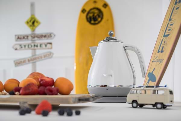 Фото - Электрический чайник Delonghi KBOC2001W
