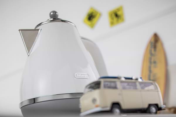 Фото - Электрический чайник Delonghi KBOC2001W