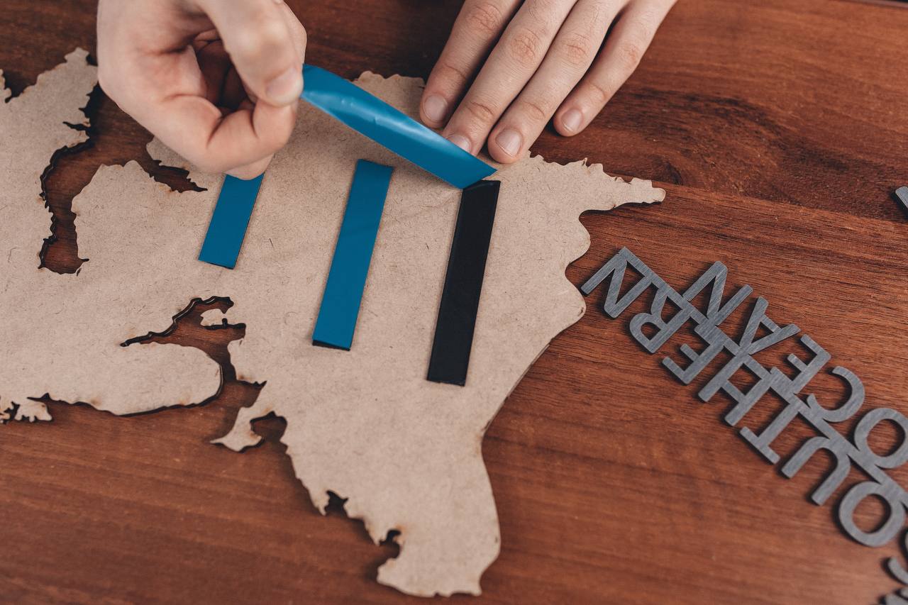 Фото - Пазли (8+) PuzzleOk Мапа Світу двошарова дерев'яна, настінна (Арт-06013)