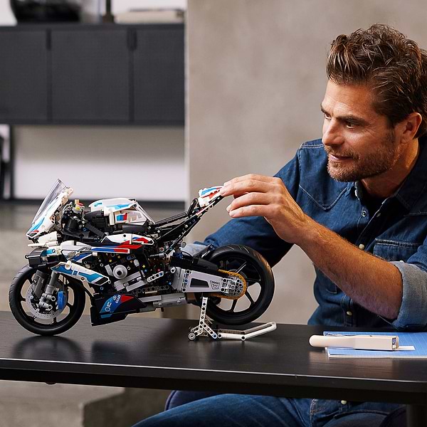 Фото - Конструктор LEGO Technic BMW M 1000 RR (42130)