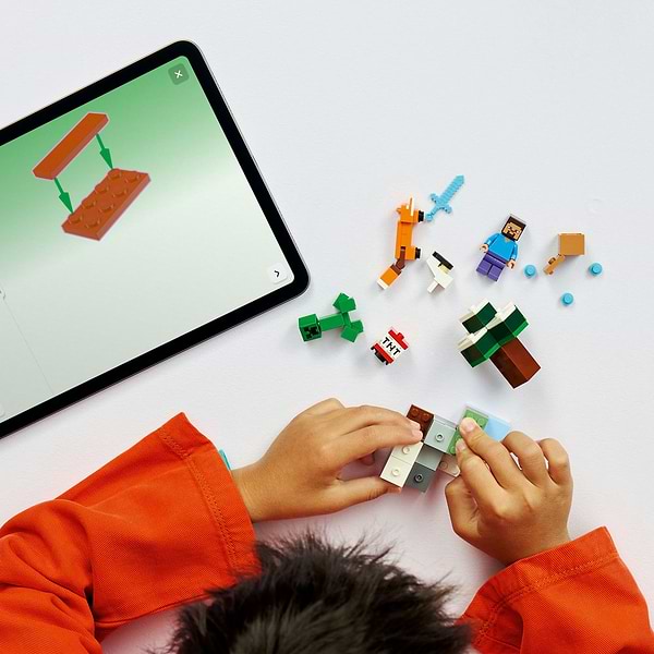 Фото - Конструктор LEGO Minecraft Приключения Стива в тайге (21583)