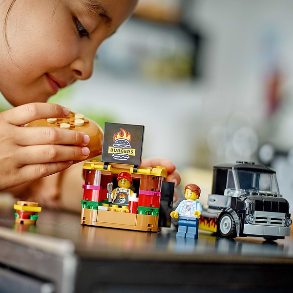 Фото - Конструктор LEGO City Вантажівка з гамбургерами (60404)