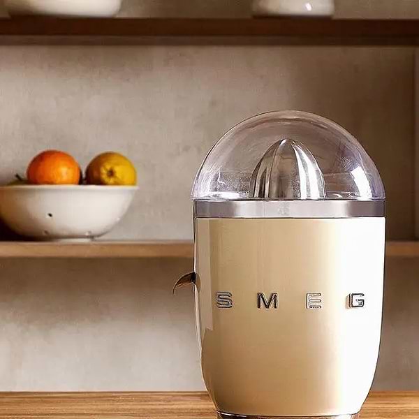 Фото - Цитрус-пресс Smeg CJF11CREU