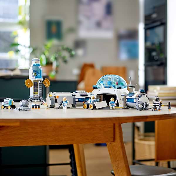 Фото - Конструктор LEGO City Місячна Дослідницька база (60350)