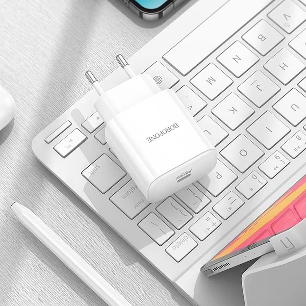 Фото - Мережевий зарядний пристрій BOROFONE BA81A single port PD20W charger set C to iP EU White (6941991108198)