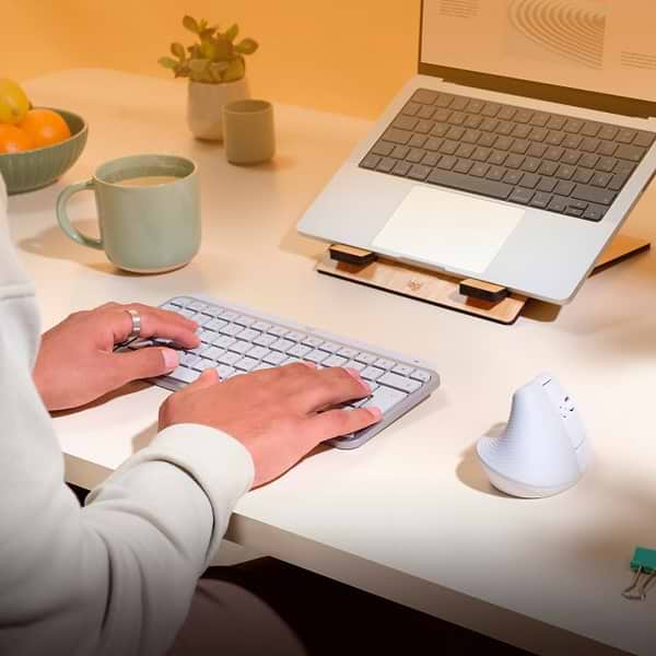 Фото - Мышь беспроводная Logitech Lift for Mac Vertical Ergonomic Off White (910-006477)