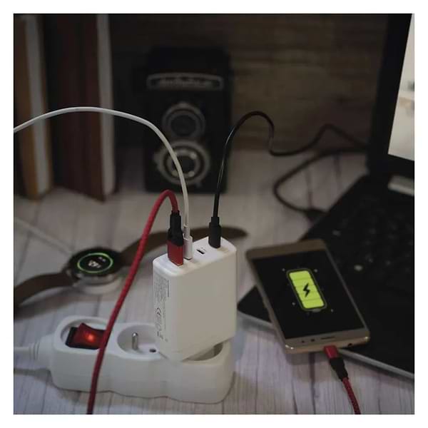 Фото - Сетевое зарядное устройство EMOS V06G120 1xUSB-A, 3xUB-C 120W 220V PD (V06G120)