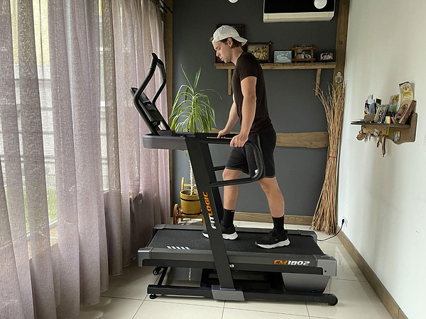 Фото - Бігова доріжка FitLogic CM1802