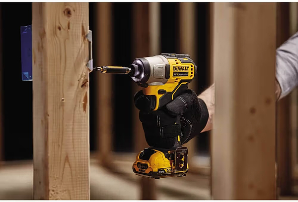 Фото - Шуруповерт DeWALT DCF801D2