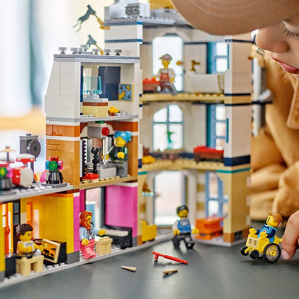 Фото - Конструктор LEGO Creator 3 v 1 Центральна вулиця (31141)