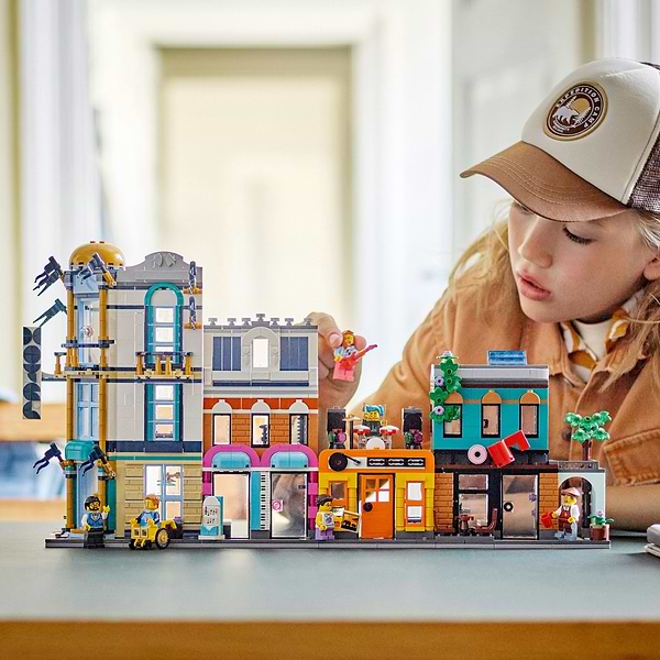 Фото - Конструктор LEGO Creator 3 v 1 Центральна вулиця (31141)