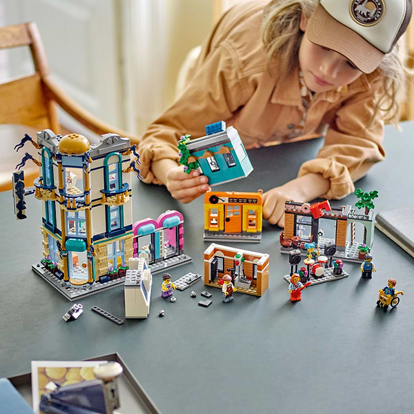 Фото - Конструктор LEGO Creator 3 v 1 Центральна вулиця (31141)