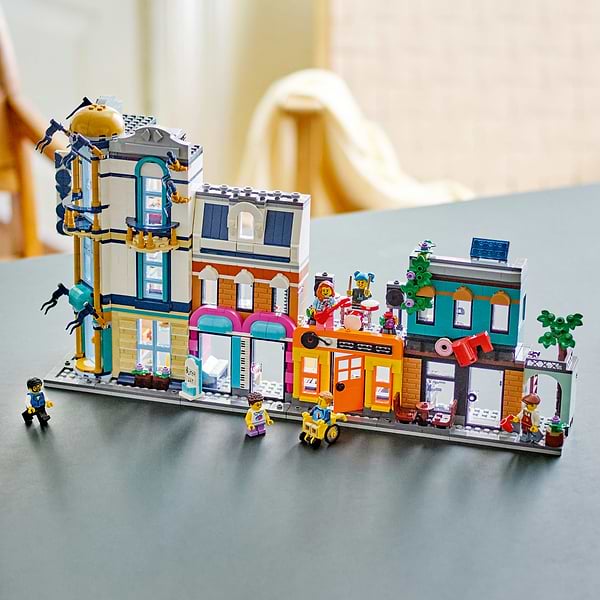 Фото - Конструктор LEGO Creator 3 v 1 Центральна вулиця (31141)