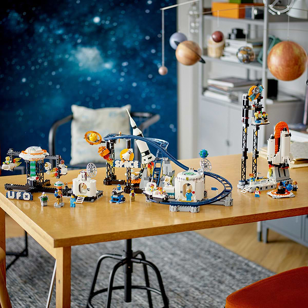 Фото - Конструктор LEGO Creator 3 v 1 Космічні гірки (31142)
