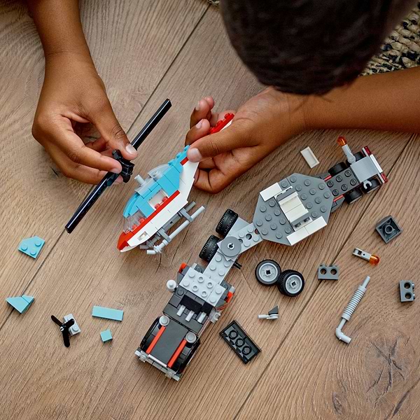 Фото - Конструктор LEGO Creator Бортовой грузовик с вертолетом (31146)