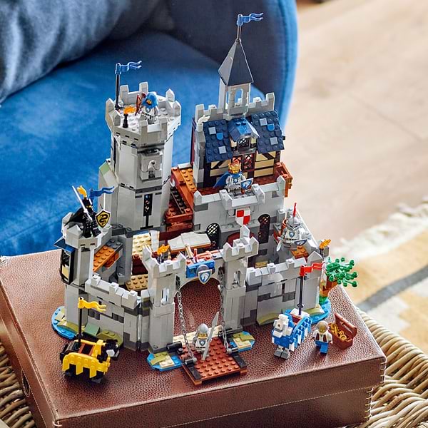 Фото - Конструктор LEGO Creator Середньовічний замок із лицарем на коні (31168)