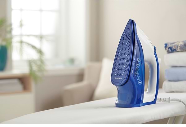 Фото - Праска Russell Hobbs 26483-56 Light&Easy Brights Sapphire Iron