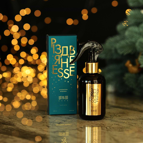 Фото - Освежитель воздуха спрей Esse Рождественское cпрей для текстиля Голубая елка 100 мл (4820288090090)