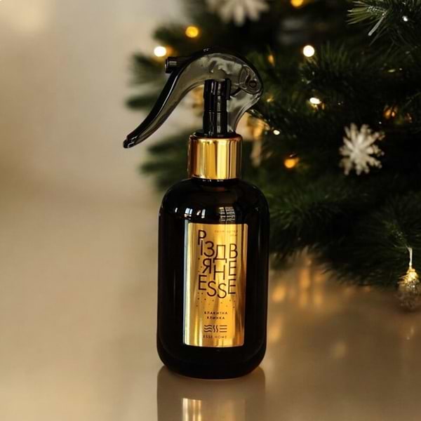Фото - Освежитель воздуха спрей Esse Рождественское cпрей для текстиля Голубая елка 100 мл (4820288090090)