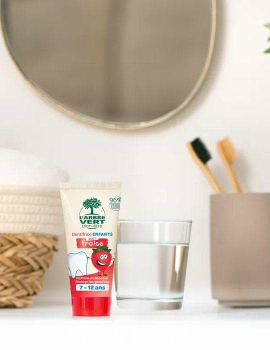 Фото - Зубная паста детская L'Arbre Vert 7-12 год Вкус клубники 50 мл (3450601045851)