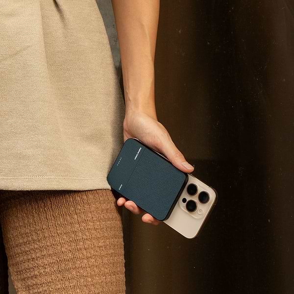 Фото - Батарея мобильная Native Union (Re) Classic Magnetic Power Bank 5 000mAh Navy (PB-5KMS-NAV)